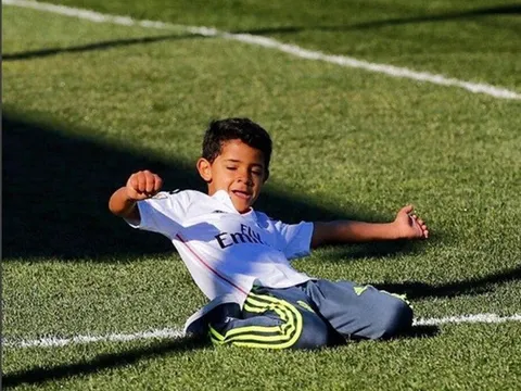 Giật mình với 'năng khiếu' của con trai Ronaldo