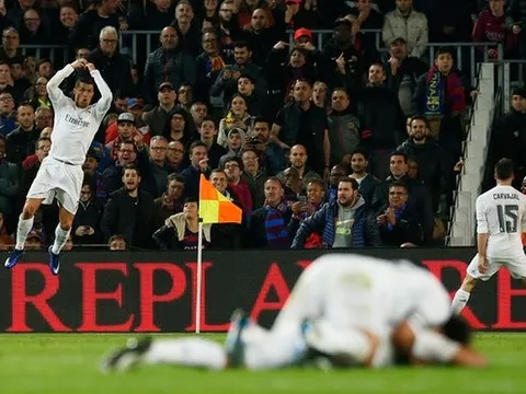 Ronaldo khiến sân Camp Nou... hết thiêng