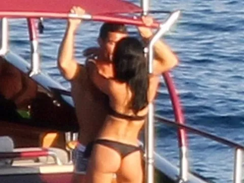 Ronaldo khoe dáng, ôm ấp người đẹp bí ẩn
