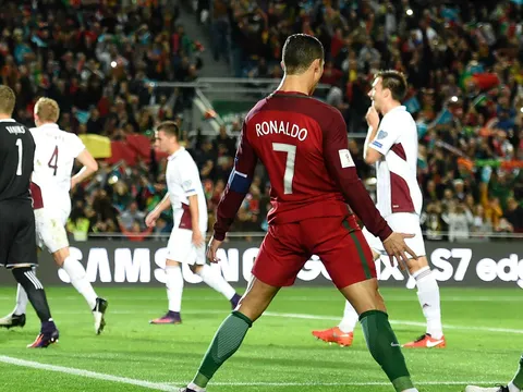 Ronaldo suýt lập hat-trick, Bồ Đào Nha vùi dập Latvia trên sân nhà
