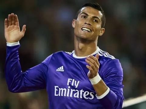 "Ronaldo rê bóng qua 5 người và ghi bàn là điều KHÔNG THỂ"