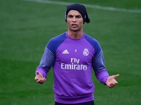 Ronaldo thi triển kung-fu trên sân tập