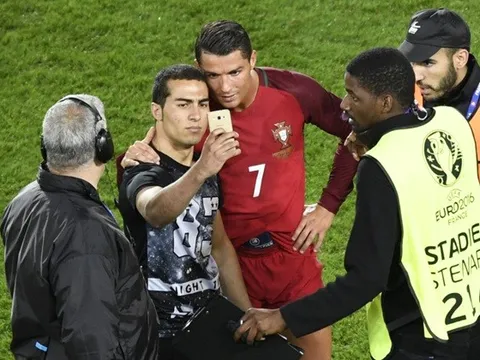 Ronaldo thoải mái chụp tự sướng cùng fan cuồng