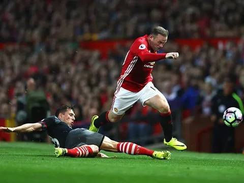 Quên Mourinho và Pep đi, derby là của Rooney