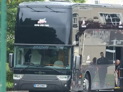 Rooney thuê ‘nhà di động’ đưa đón bố mẹ vợ xem EURO