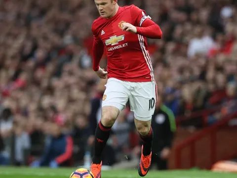Wayne Rooney kiến tạo gấp đôi Vua chuyền bóng Arsenal