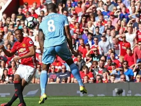 De Gea mắc sai lầm, Man United bị Stoke cầm chân ở Old Trafford