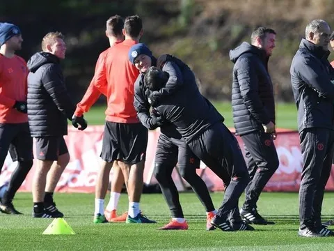 Rooney 'vật nhau' với cựu huấn luyện viên Bình Dương