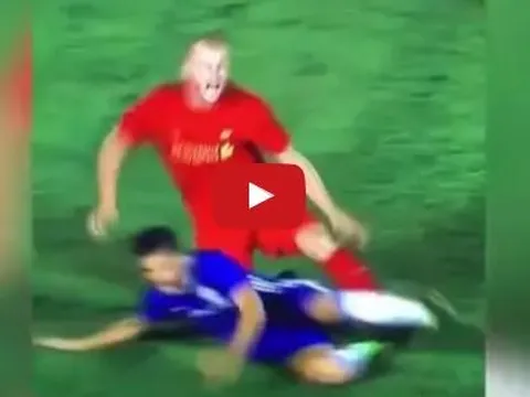 Rùng mình với pha vào bóng thô bạo của Cesc Fabregas vs Ragnar Klavan
