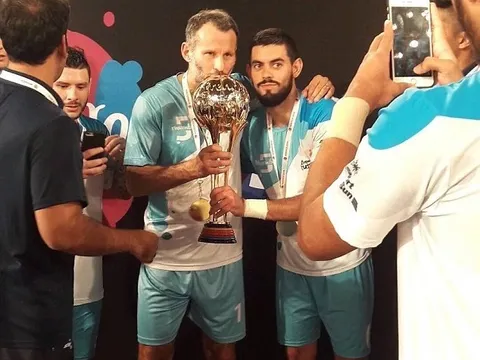Ryan Giggs giành danh hiệu đầu tiên sau khi chia tay Manchester United