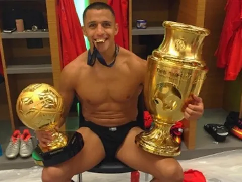 Sanchez nổi đóa vì không 'chung mâm' Messi, Ronaldo