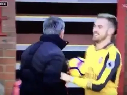 Sao Arsenal khiến CĐV 'phát cuồng' vì dám 'cười vào mặt Mourinho'
