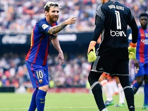Sao Barca bị CĐV Valencia ném 'vật thể lạ' trúng đầu