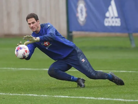 Sao Chelsea lấm lem bùn đất trước trận gặp West Ham