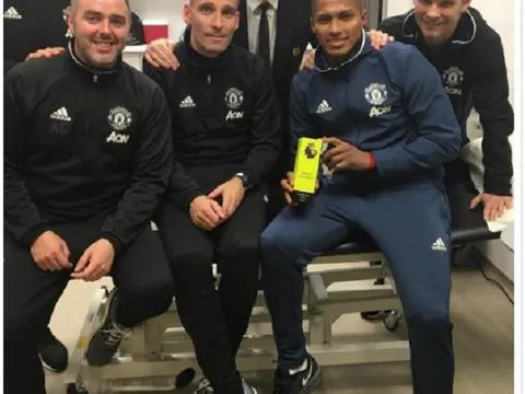 Sao Man Utd 'tặng' giải thưởng cá nhân cho đội ngũ y tế