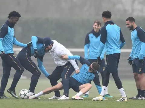 Sao Tottenham vui vẻ trên sân tập dù đã bị loại khỏi Champions League