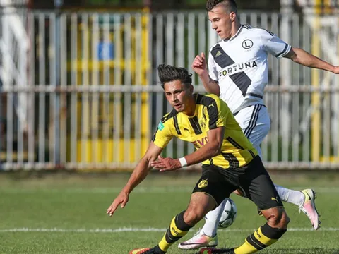 Sao trẻ Dortmund bị gãy gập chân