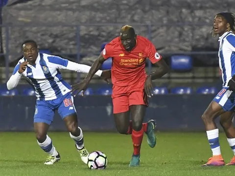 Sắp bị bán, Sakho vẫn gắng sức đá cho đội trẻ Liverpool