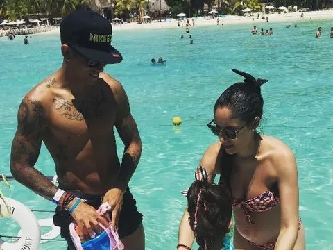 Sau scandal ngoại tình, sao Manchester United lại sắp làm cha