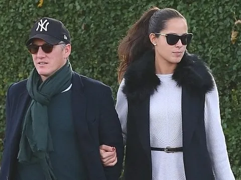 Schweinsteiger đưa vợ đi ăn sau buổi tập