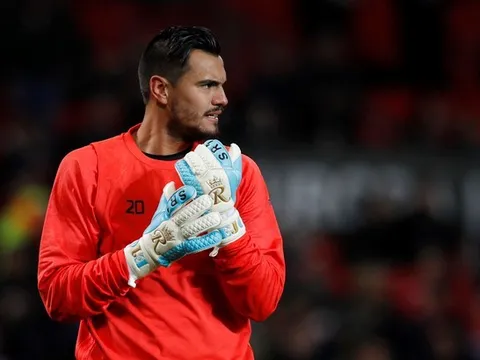 Sergio Romero phản xạ như điện cứu M.U khỏi bàn thua