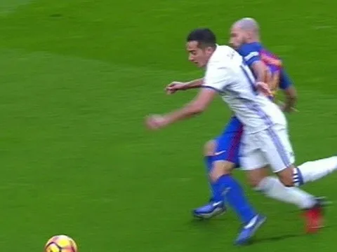 Siêu kinh điển: Trọng tài cướp trắng quả penalty của Real?