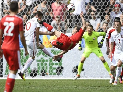 Siêu phẩm 'cắt kéo' của Xherdan Shaqiri vs Ba Lan