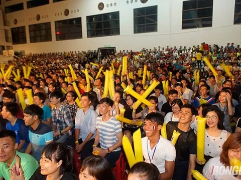 Hàng nghìn sinh viên làm nổ tung không khí trước trận chung kết