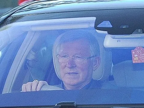 Sir Alex dẫn vợ đến sân tập khích lệ Quỷ Đỏ trước thềm đại chiến