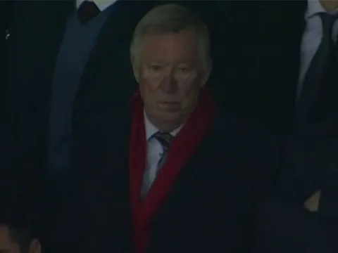 Sir Alex 'không cảm xúc' trên khán đài nhìn M.U bị cầm hòa