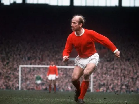 Sir Bobby Charlton và những khoảnh khắc để dời tại Man Utd