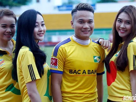 Ngọc Hải, Phi Sơn tươi tắn bên fan nữ trước trận SLNA gặp Sài Gòn