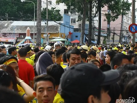 CĐV SLNA bao vây tứ phía từ trong ra ngoài sân Thống Nhất