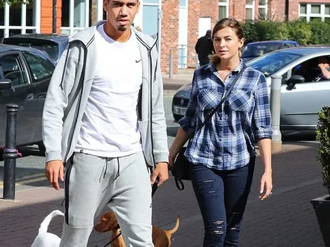 Smalling thảnh thơi cùng bồ già dắt thú cưng đi dạo
