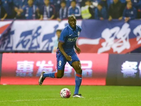 Sốc: Demba Ba tái hiện chấn thương kinh hoàng của Luke Shaw