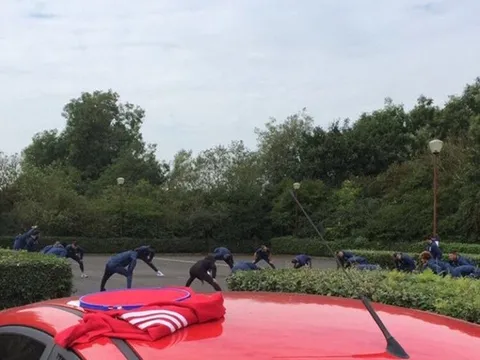 Sốc: Dàn sao Man Utd phải tập ở... bãi giữ xe