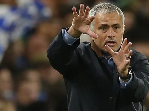 Sốc: Nội bộ M.U tạo phản, Mourinho lại bị 'đâm sau lưng'?