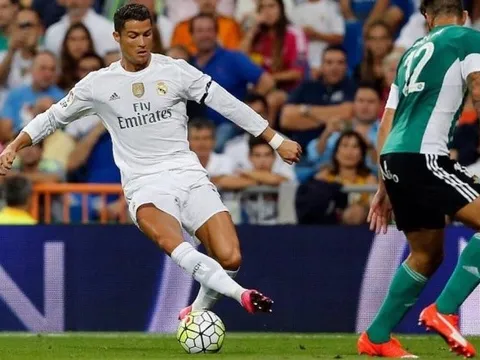 Sốc: Ronaldo rê bóng... chỉ ngang thủ môn Barca