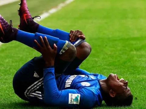 Sốc: "Bom tấn" của Schalke bị gãy xương mắt cá, nghỉ hết năm 2016