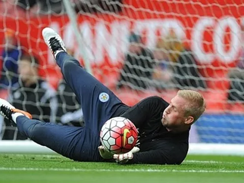 Sốc: Thủ thành của Leicester đòi được đá trung phong