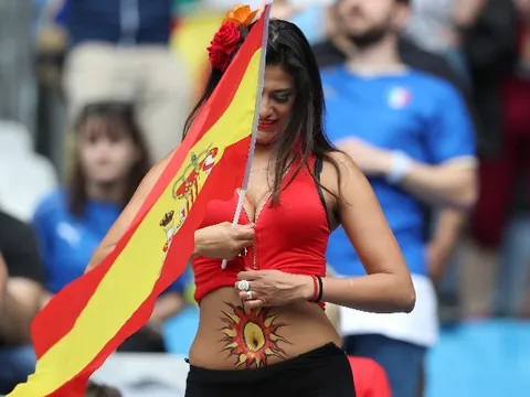 Nữ fan cuồng thiêu đốt khán đài Stade de France