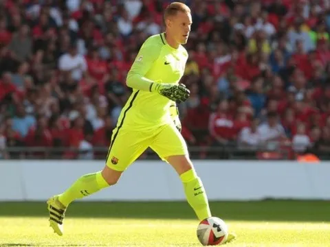 Thủ môn Barca chuyền nhiều hơn cả Kevin de Bruyne hay Alexis Sanchez