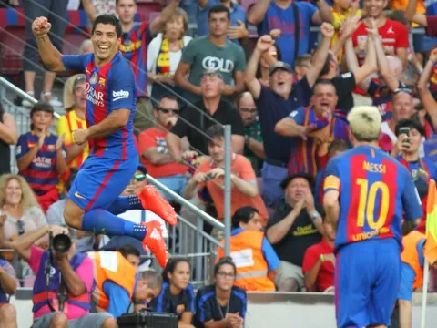 Suarez gọi Messi là quái vật