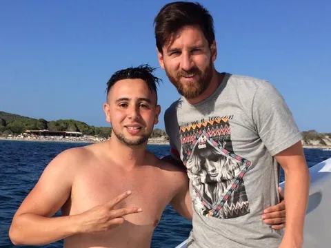 Fan cuồng Messi bơi cả cây số để gặp thần tượng