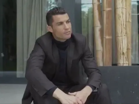 'Suốt ngày, Ronaldo chỉ biết soi gương'