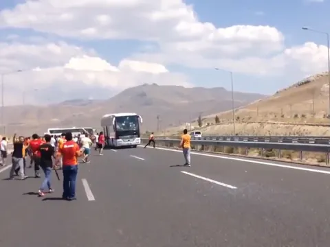 Vừa thoát lệnh cấm, CĐV Galatasaray đã điên cuồng tấn công xe bus của Besiktas