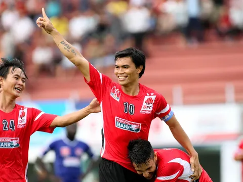 Tài Em giải nghệ và bao giờ V-League lại như xưa?
