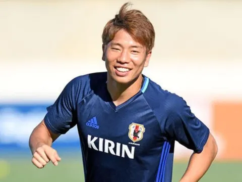 HLV Wenger tức giận vì không xin được giấy phép cho Takuma Asano
