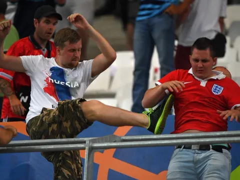 Tam sư bị cầm hòa, CĐV Anh bị Hooligan Nga đuổi đánh