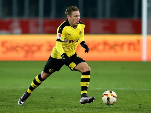 Tâng kẹo cao su như Oezil, sao trẻ Dortmund khiến dân mạng 'lắc mắt'
